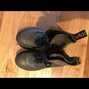 Olive green leather 8 hole Doc Martens Airwair in excellent condition.